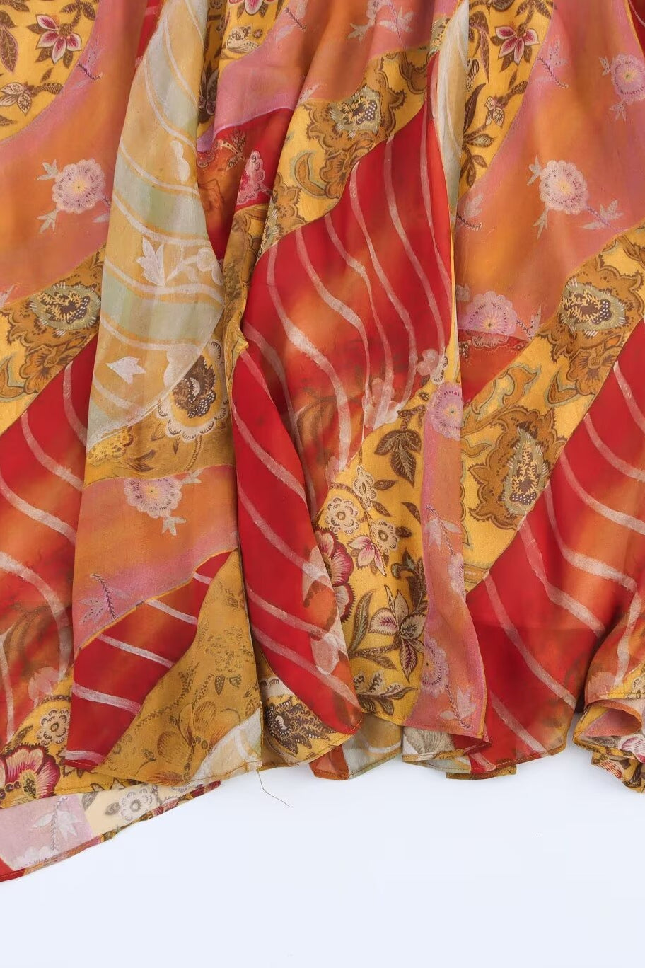 Nahaufnahme des Stoffes mit lebendigem Blumenprint am Damen Midikleid