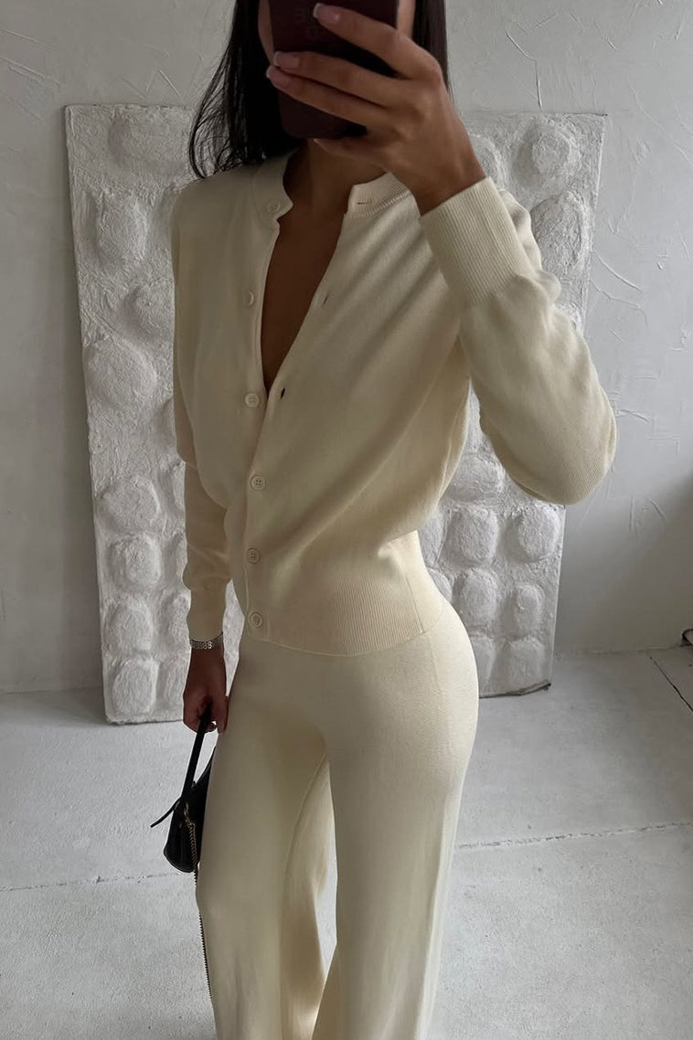 Weite Strickhose als Teil des eleganten Damen-Zweiteilers