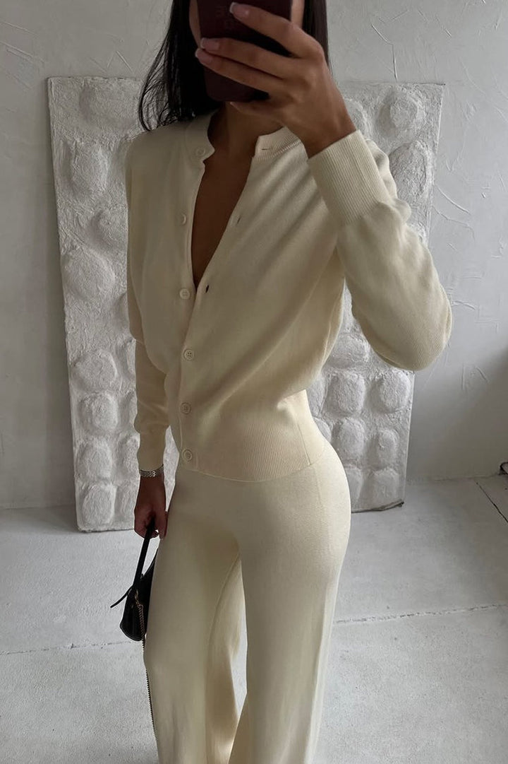Weite Strickhose als Teil des eleganten Damen-Zweiteilers