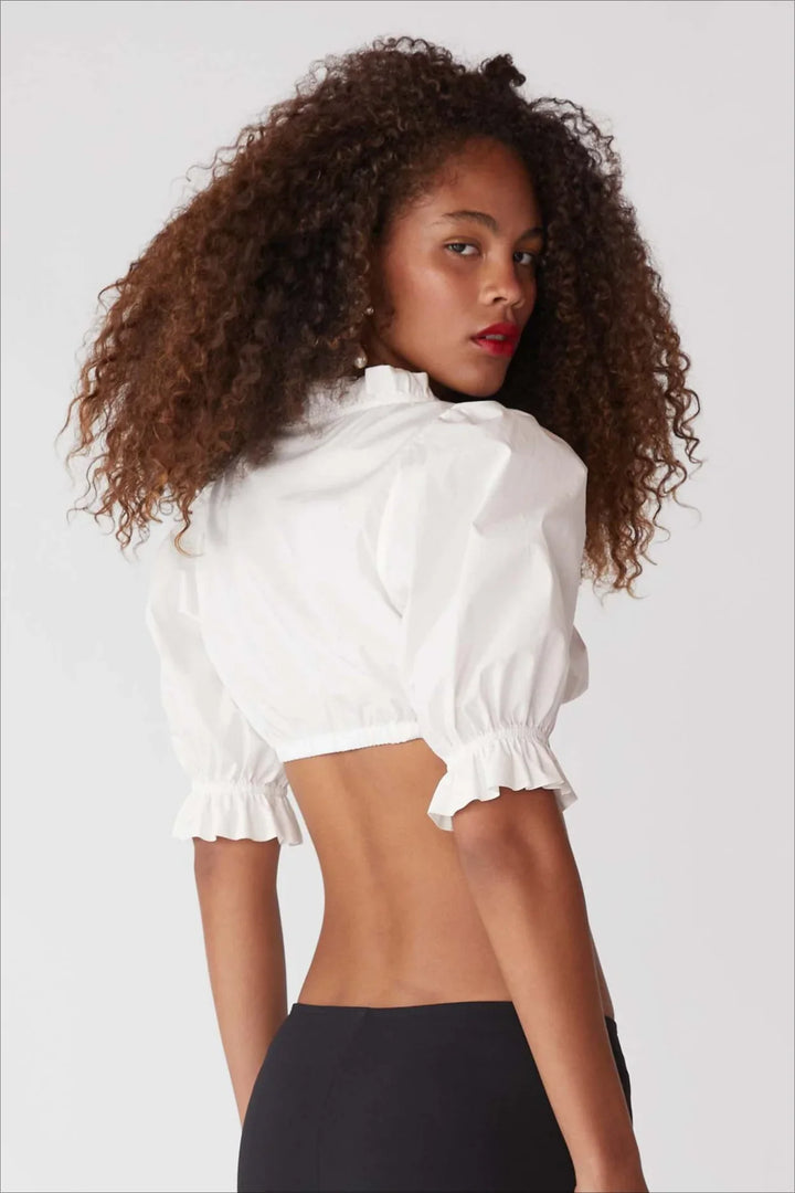 Gekürzte Polyesterbluse mit Knöpfen und Rüschensaum