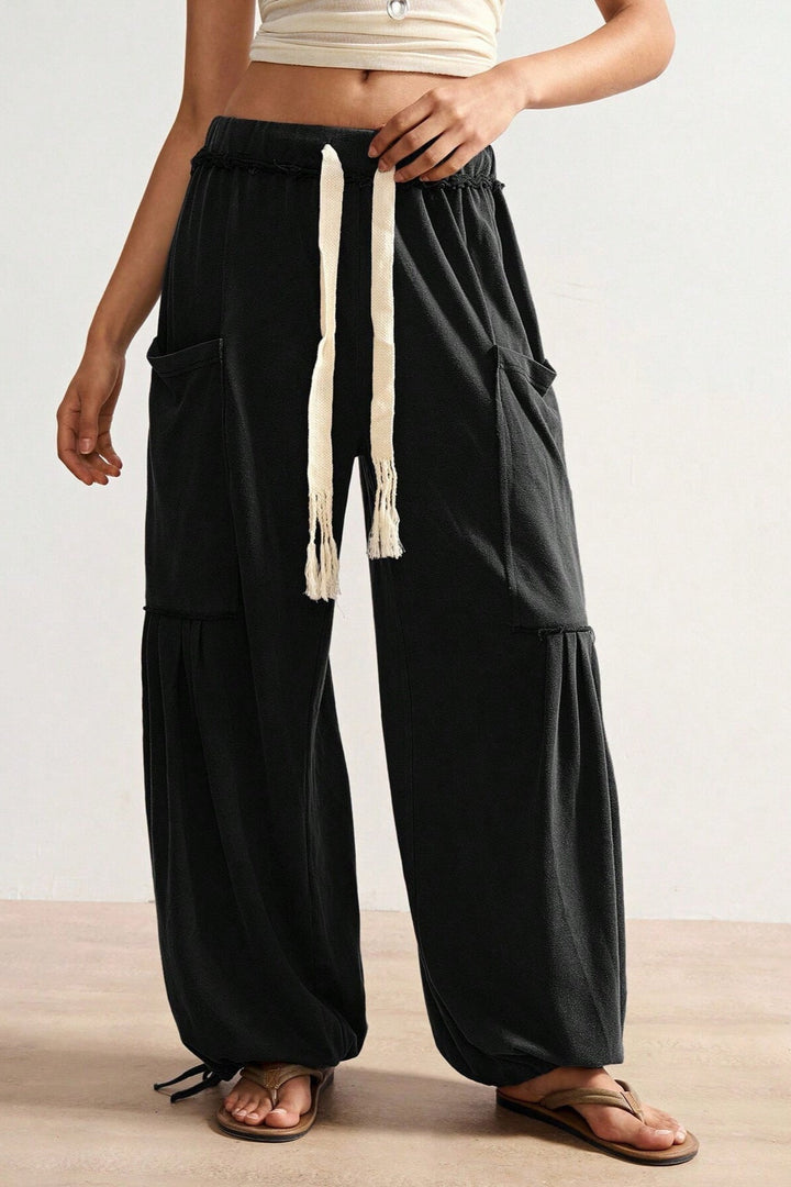 Detailansicht der Damenhose mit Bindegürtel und mittlerer Taille