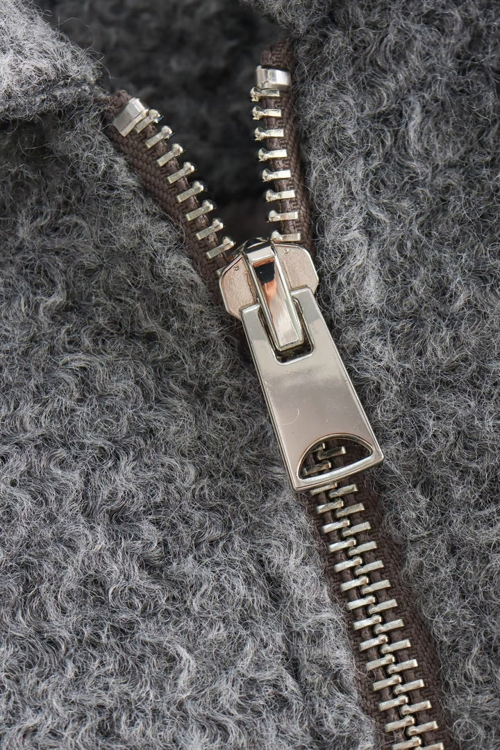 Seitliche Ansicht der cropped Damenjacke mit Reißverschluss