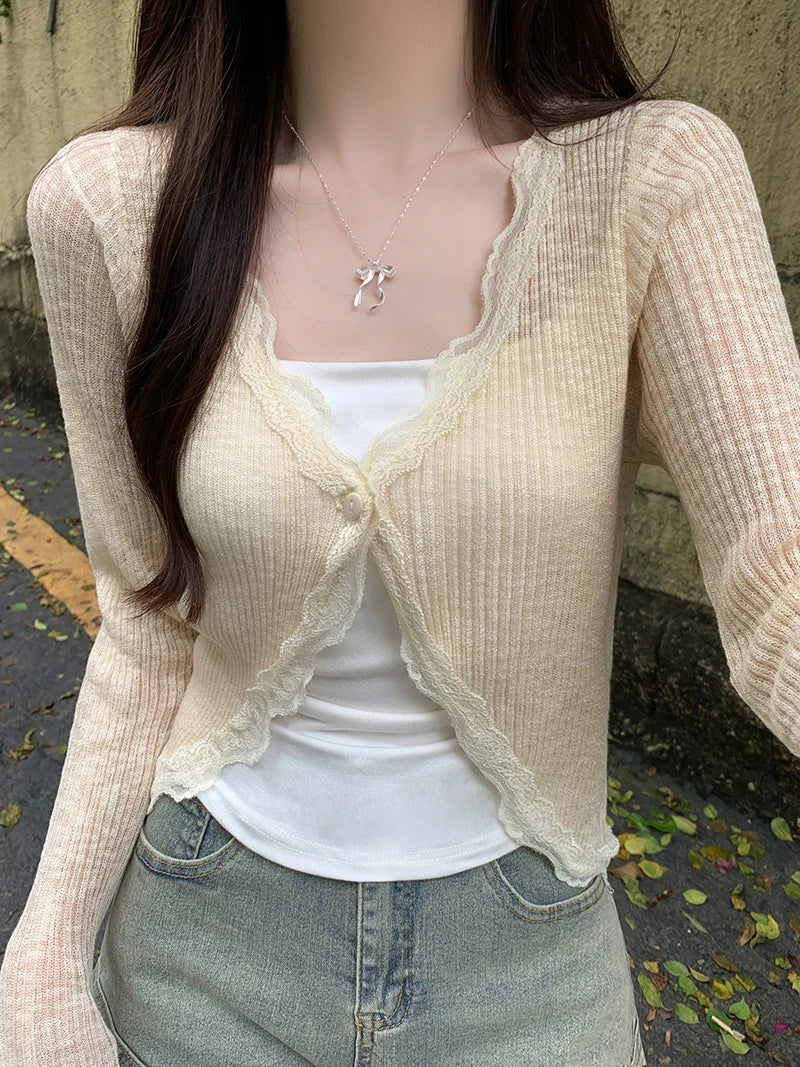 Gerippter, kurz geschnittener Strickpullover mit Spitzensaum