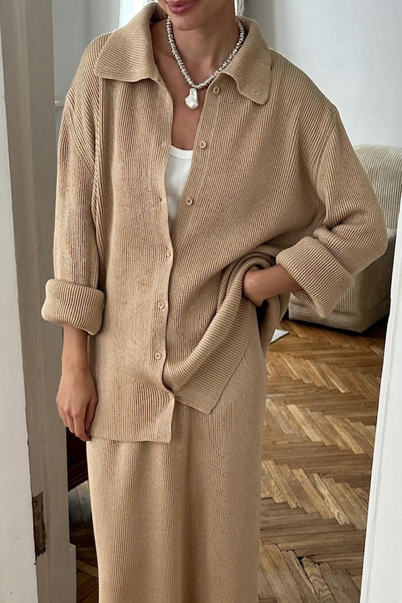 Elegantes Damen-Outfit aus Poloshirt und passendem Midirock