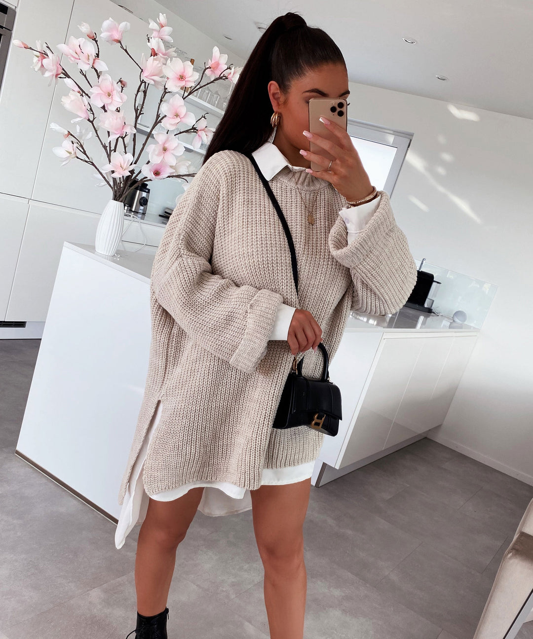 Gemütlicher übergroßer Strickpullover in sanftem Beige