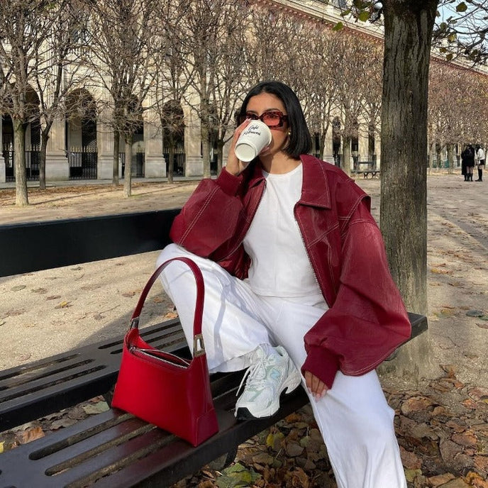 Rote Damenjacke aus Leder mit weitem Oversize-Schnitt
