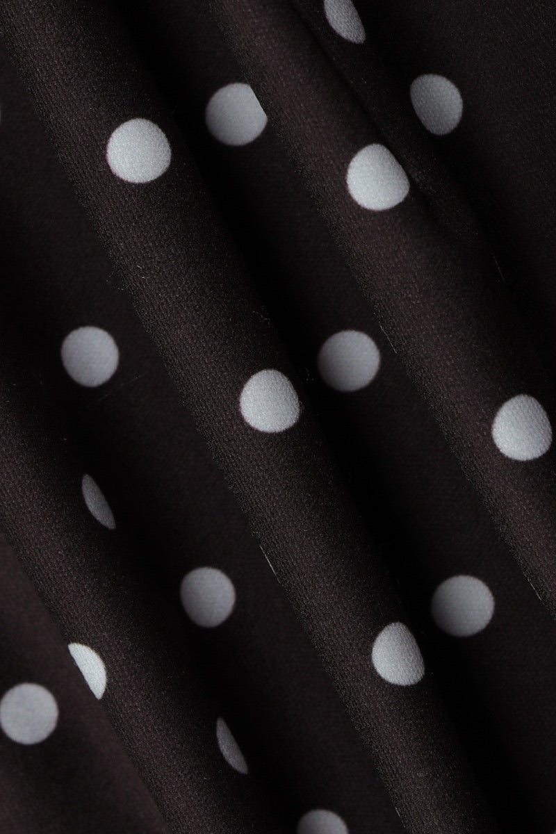 Damen Minikleid mit figurbetonter Passform und gepunktetem Design am Model