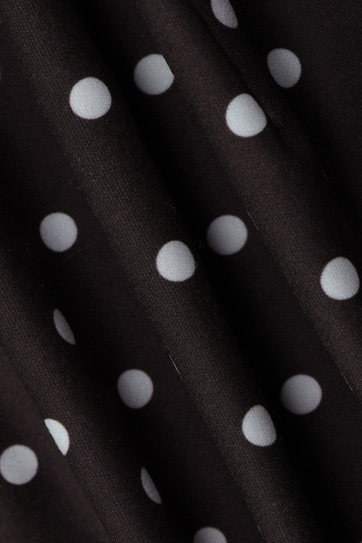Damen Minikleid mit figurbetonter Passform und gepunktetem Design am Model