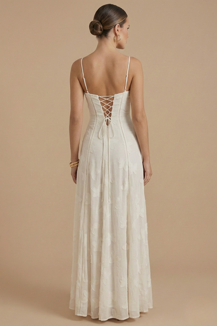 Damenkleid mit Blumenmuster und schmalen Trägern in der Seitenansicht