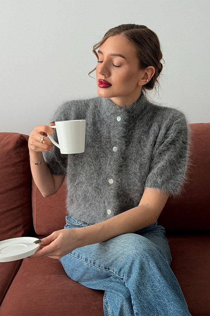Flauschige Damen-Strickjacke mit klassischem Schnitt und Knopfverschluss