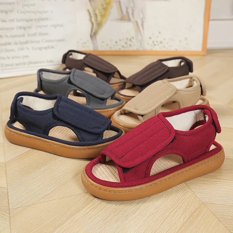 Paar Damen Sandalen mit Klettverschluss und komfortabler Sohle