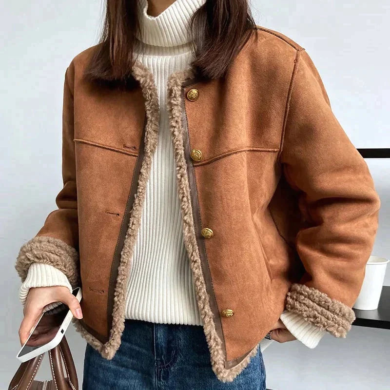 Gemütliche braune Jacke für Damen mit Fleece-Futter und Knöpfen