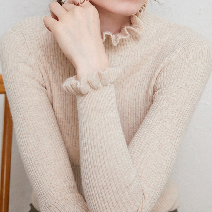 Gemütlicher Rollkragen-Strickpullover mit zarten Rüschendetails