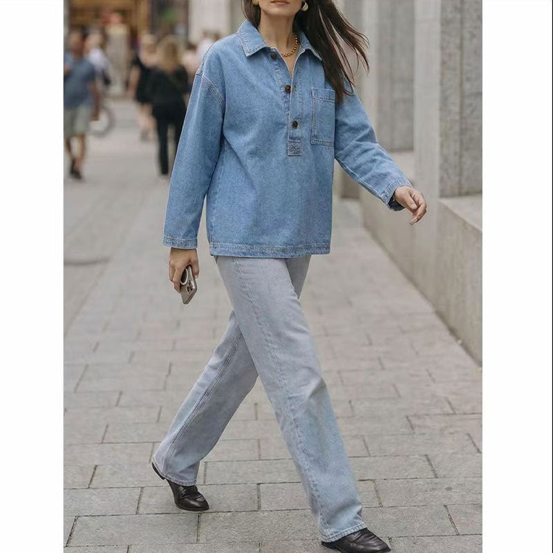 Lässiges Jeanshemd für Damen mit verwaschener blauer Optik