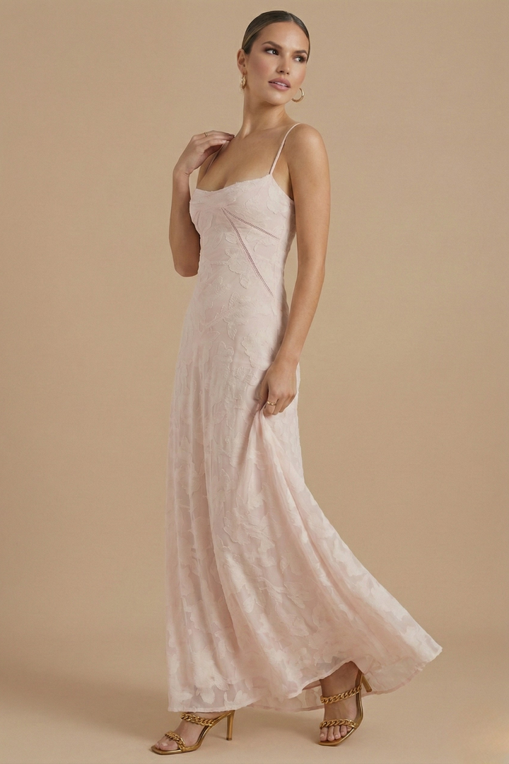 Detailaufnahme des floralen Musters am Damen-Maxikleid