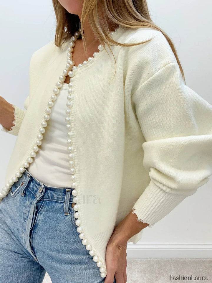 Strickcardigan mit Perlenbesatz und ausgefranstem Saum