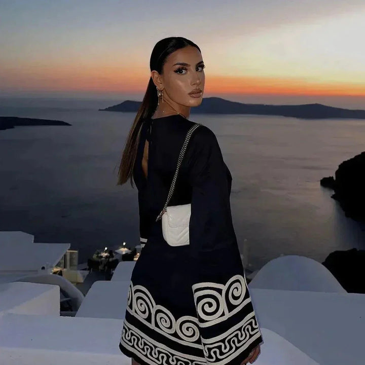 Besticktes Kleid mit langen Ärmeln