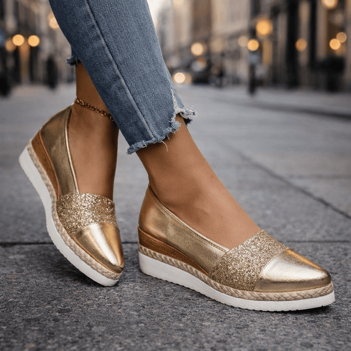 Elegante Damen Pantoletten mit Glitzerband und Keilsohle im Detail