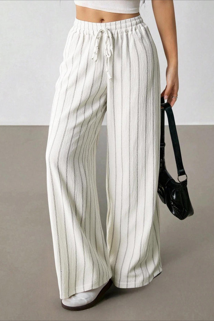 Damen weite Hose mit Streifen und Colorblock in Rückansicht