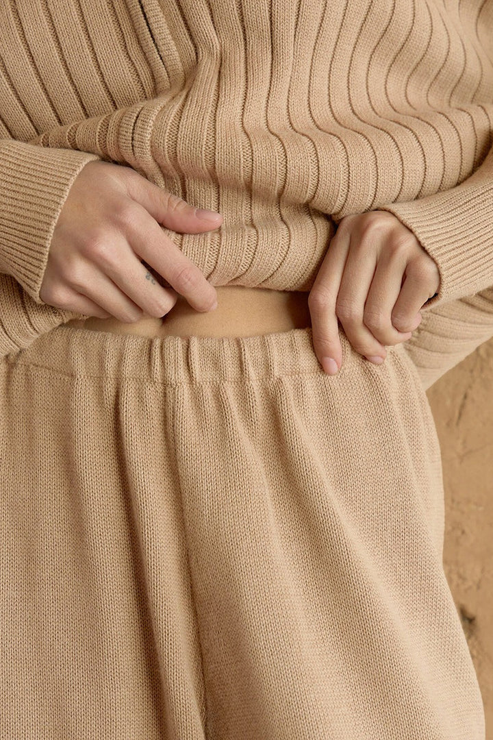 Komplettes Damen-Outfit aus Rippstrick für entspannte Freizeitlooks