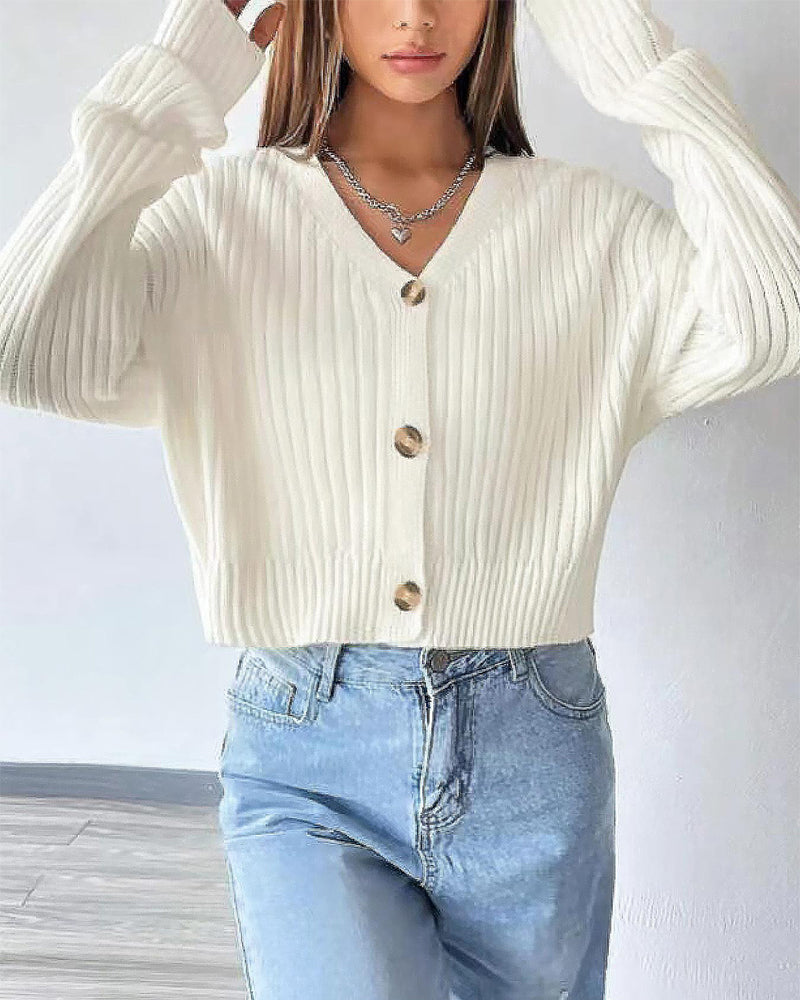 Nahaufnahme des V-Ausschnitts am Damen-Kurzcardigan