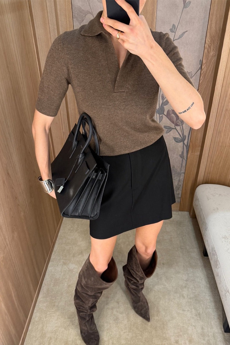 Seitliche Ansicht des eleganten Damen-Kurzarm-Polopullovers