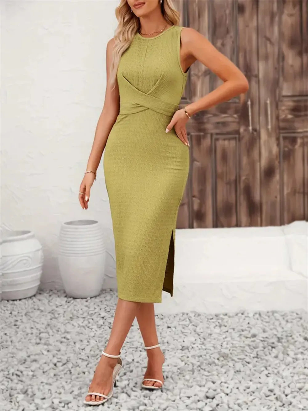 Damen-Midikleid mit Rückenbindung und Seitenschlitz in der Vorderansicht