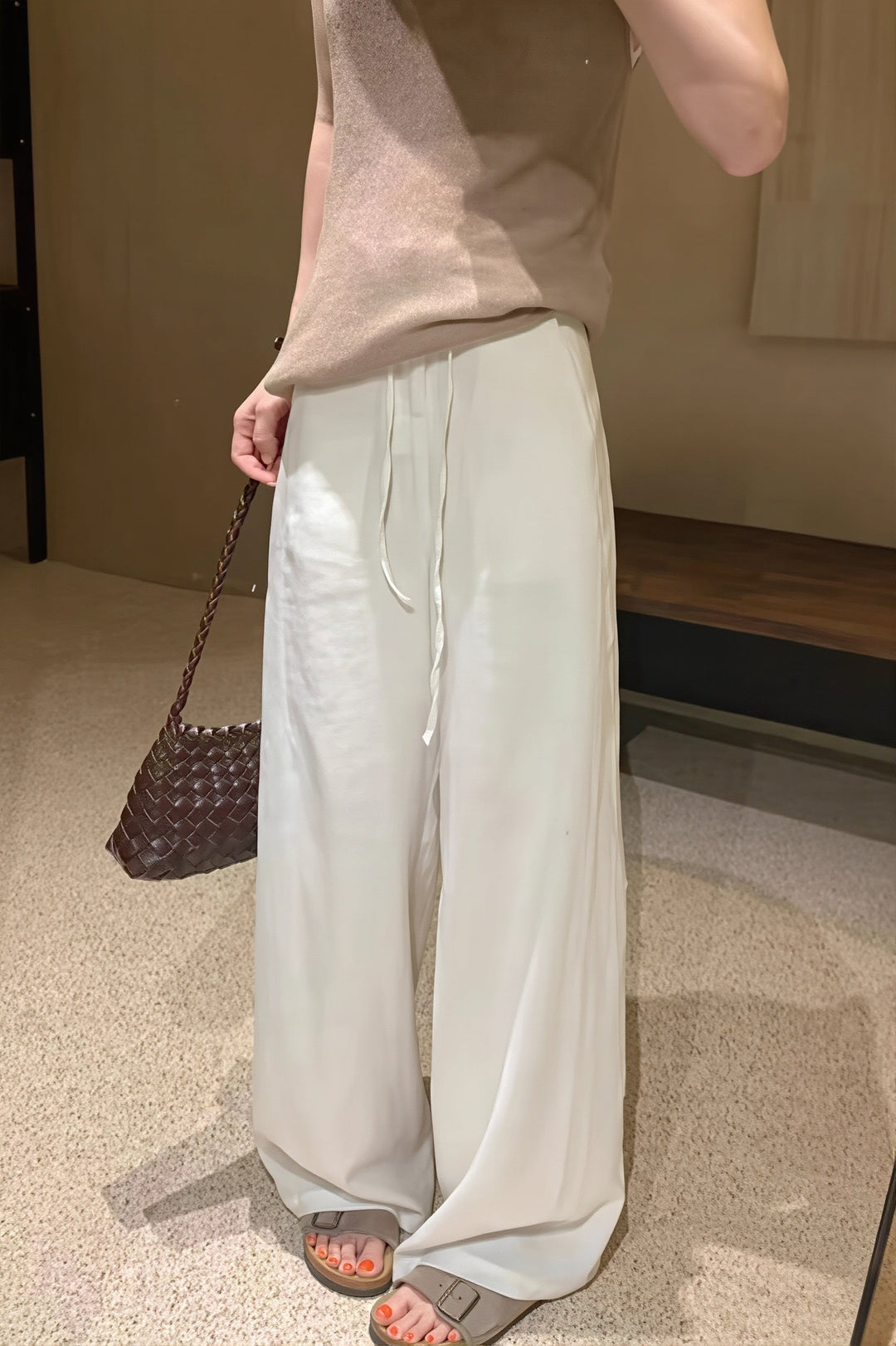 Damen Straight Leg Hose mit hoher Taille als Ganzkörperansicht