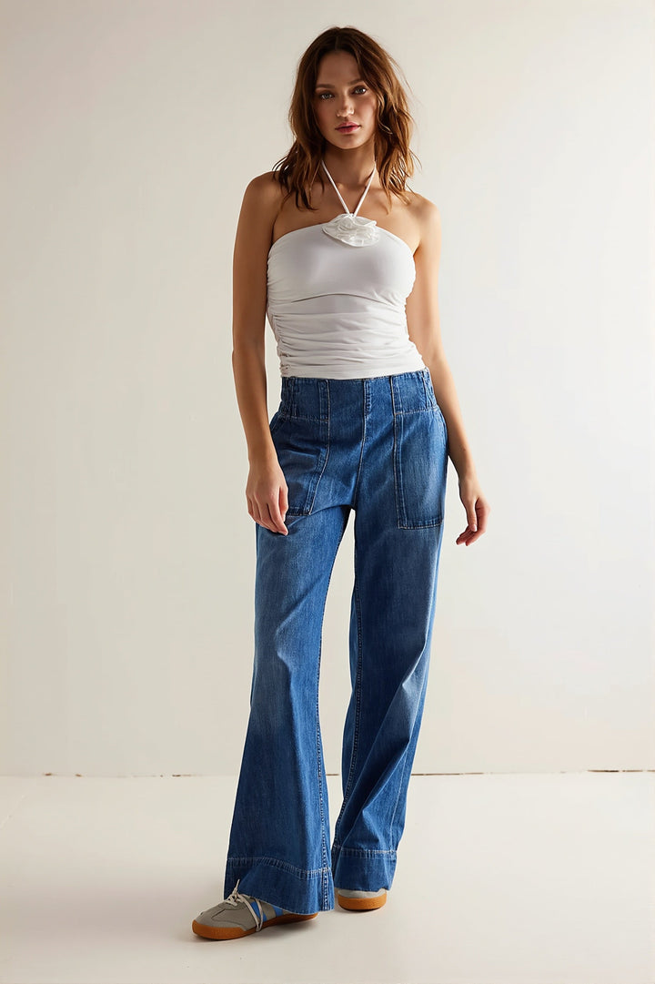 Damenjeans in weiter Baggy-Passform als Ganzkörperansicht