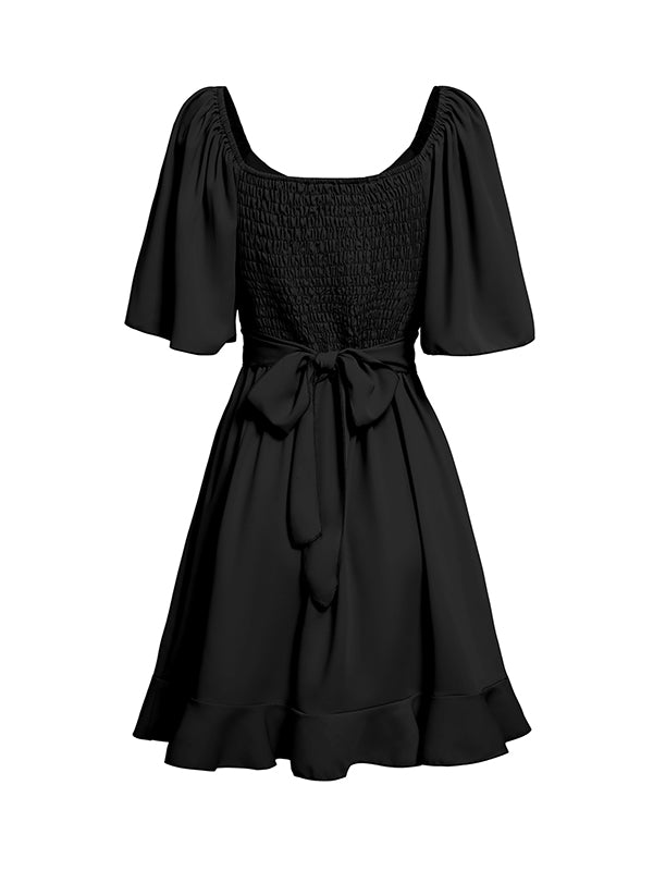 Verspieltes Rüschen-Minikleid mit gebundenem Taillenband und ausgestellten Ärmeln