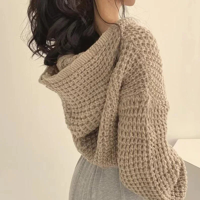 Gekürzte Kapuzen-Strickjacke mit Ausschnitt-Details