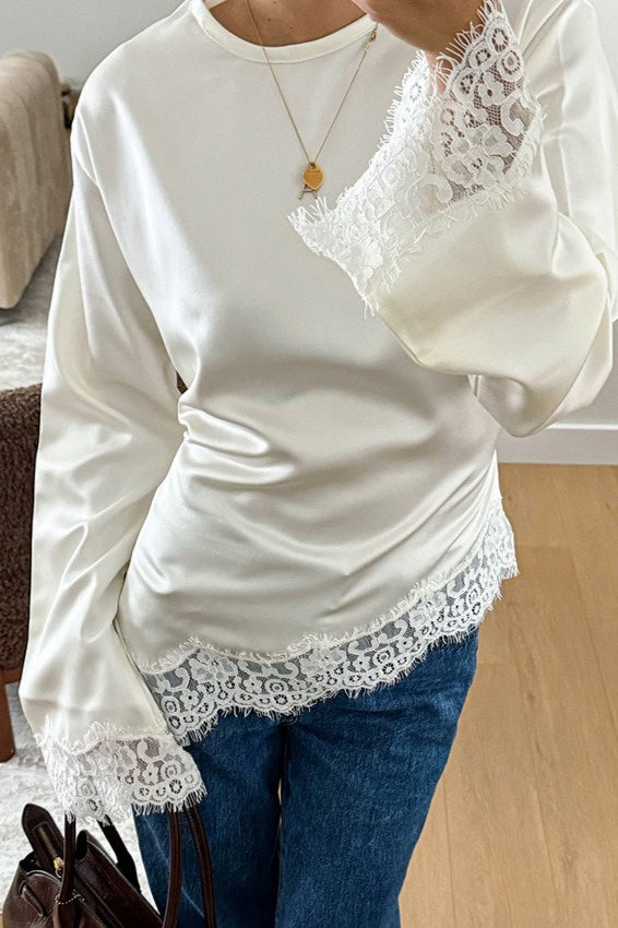 Damenbluse mit Spitzeneinsatz an der Schulter und langen Volantärmeln