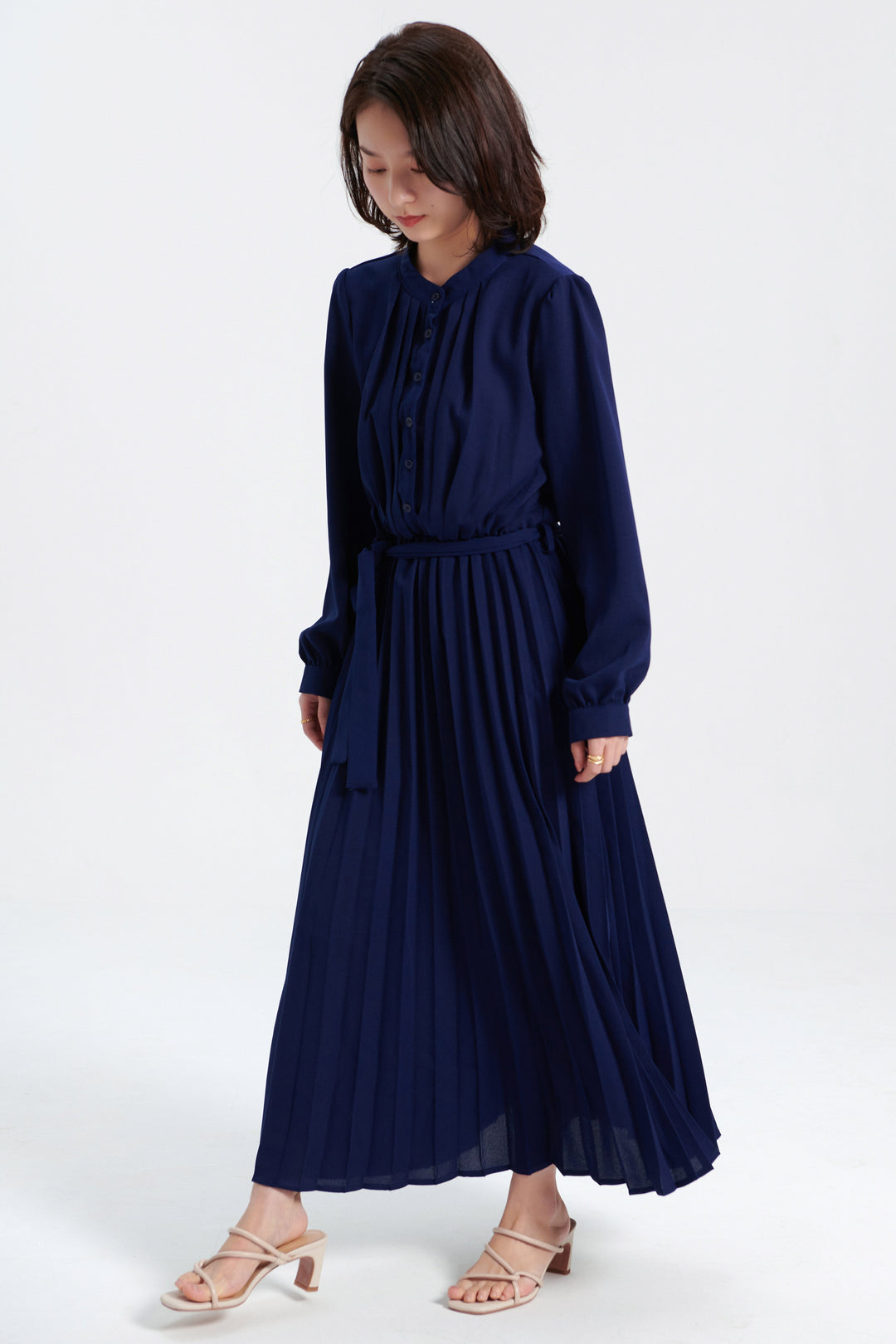Plissiertes Chiffonkleid mit Puffärmeln