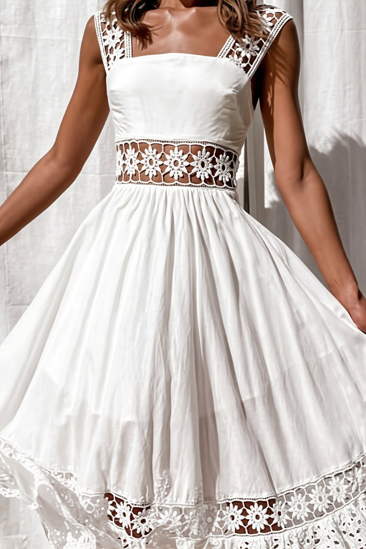 Damenkleid im Maxilook mit romantischer Spitze und luftiger Passform