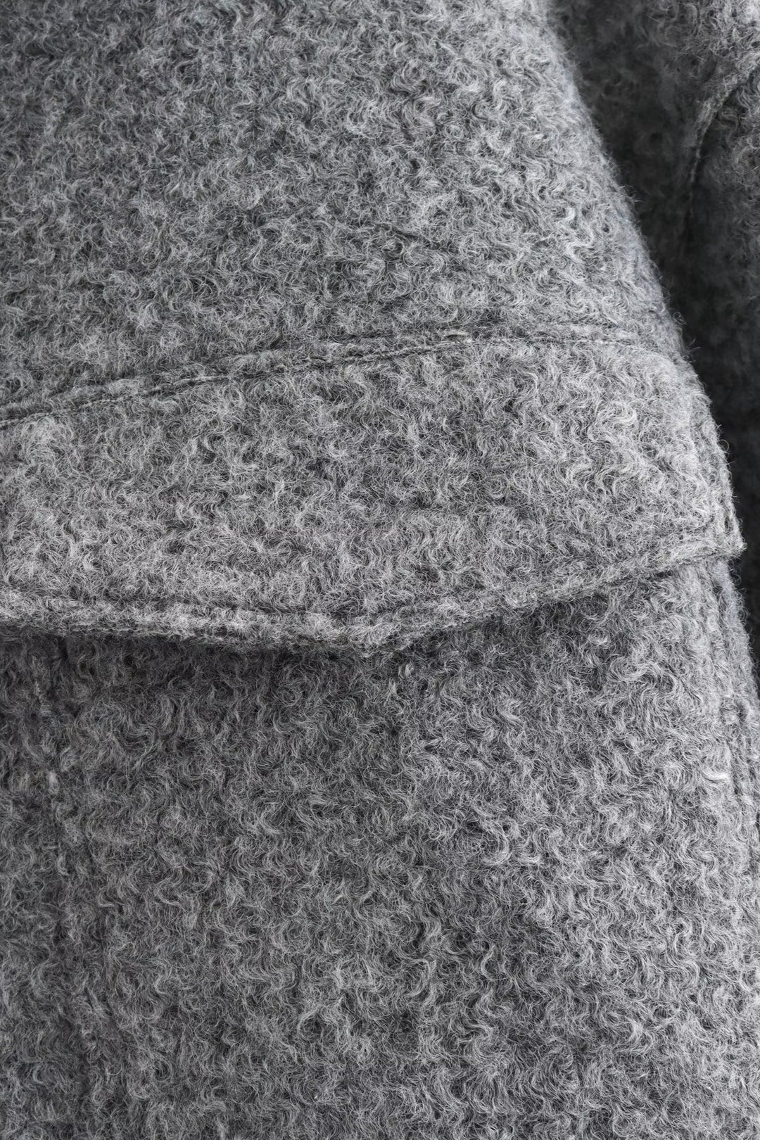 Damen Bouclé Jacke als vielseitiger Begleiter für modische Alltagslooks