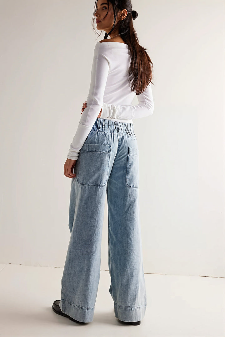 Damen weite Jeans kombiniert in modernem Casual-Look