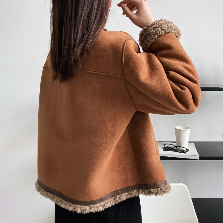 Gemütliche braune Jacke für Damen mit Fleece-Futter und Knöpfen
