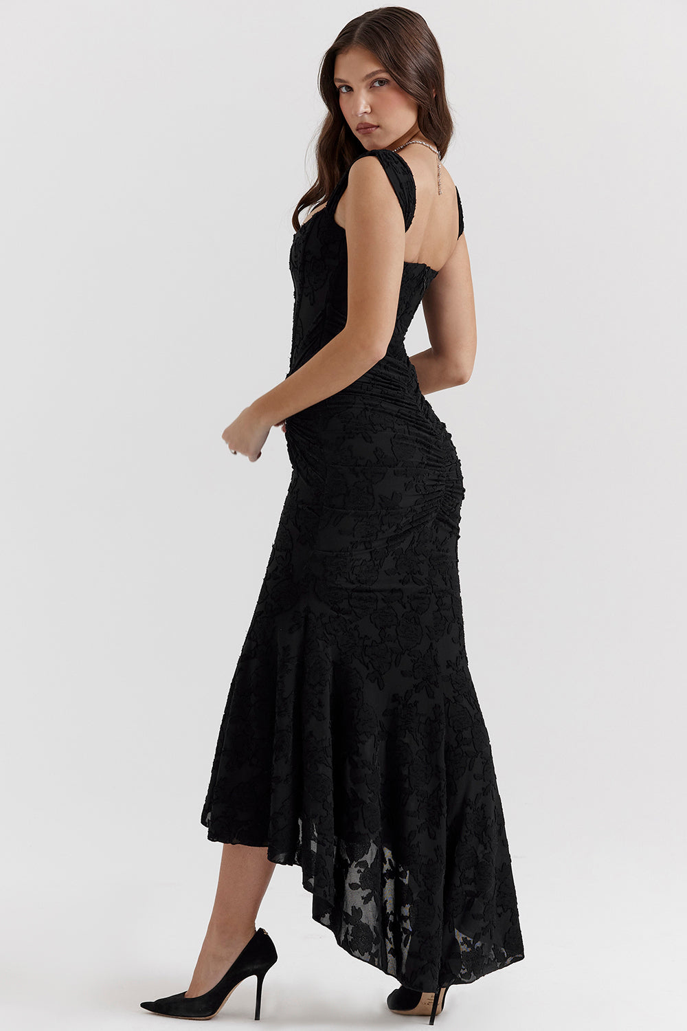 Fließendes, taillenschmeichelndes Kleid für mühelosen Stil