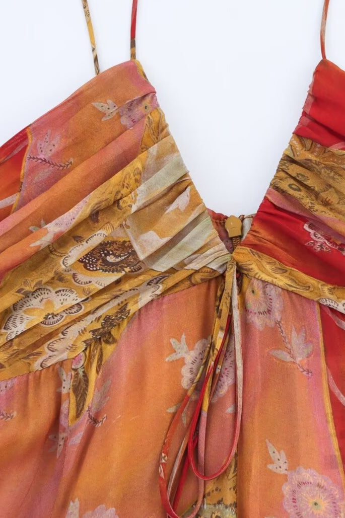 Damen Midikleid mit Blumenmuster in leichter Boho-Ausführung seitlich gezeigt