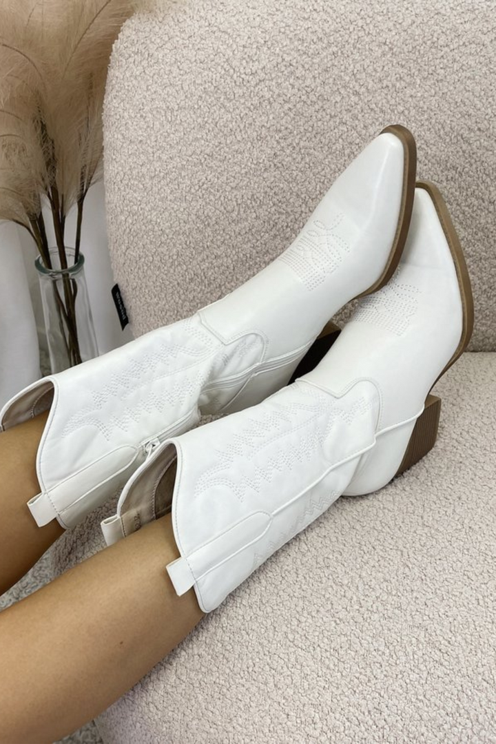 Braune Damen-Westernstiefel mit Spitze und kniehohem Schaft von der Seite