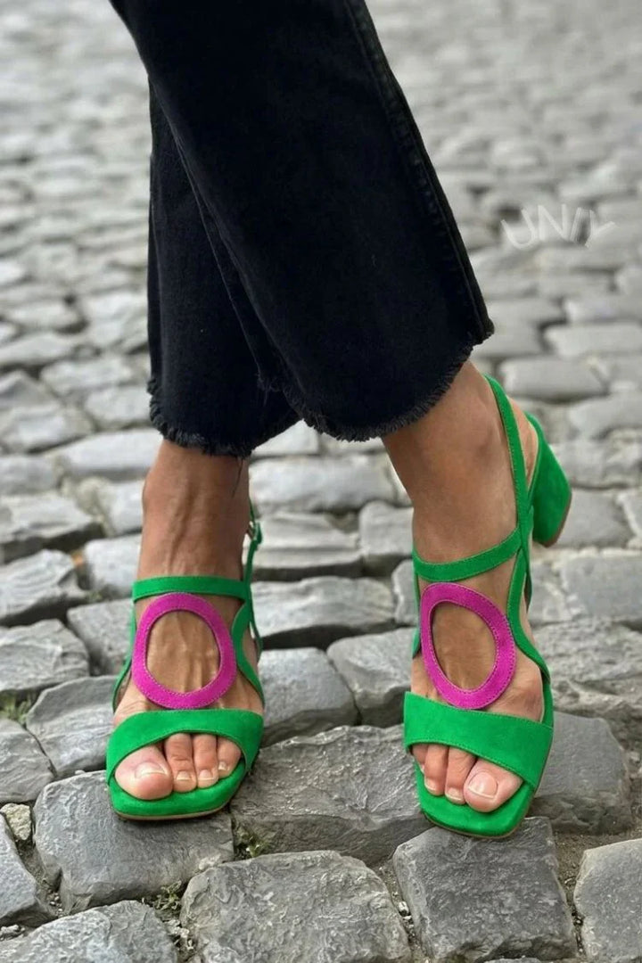 Elegante Damen Sandalen mit Absatz in Veloursoptik aus schräger Perspektive
