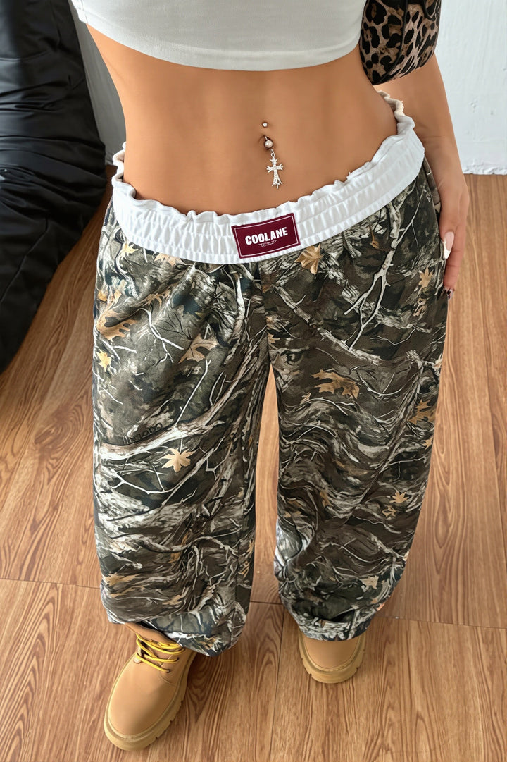 Damenhose mit weitem Bein und modernem Print im Gesamtlook