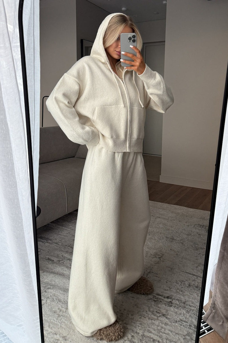 Damenmode mit Kapuze und passender weiter Hose