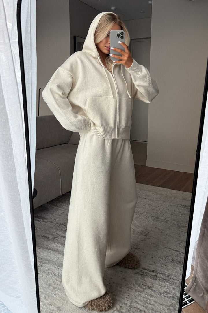 Damenmode mit Kapuze und passender weiter Hose