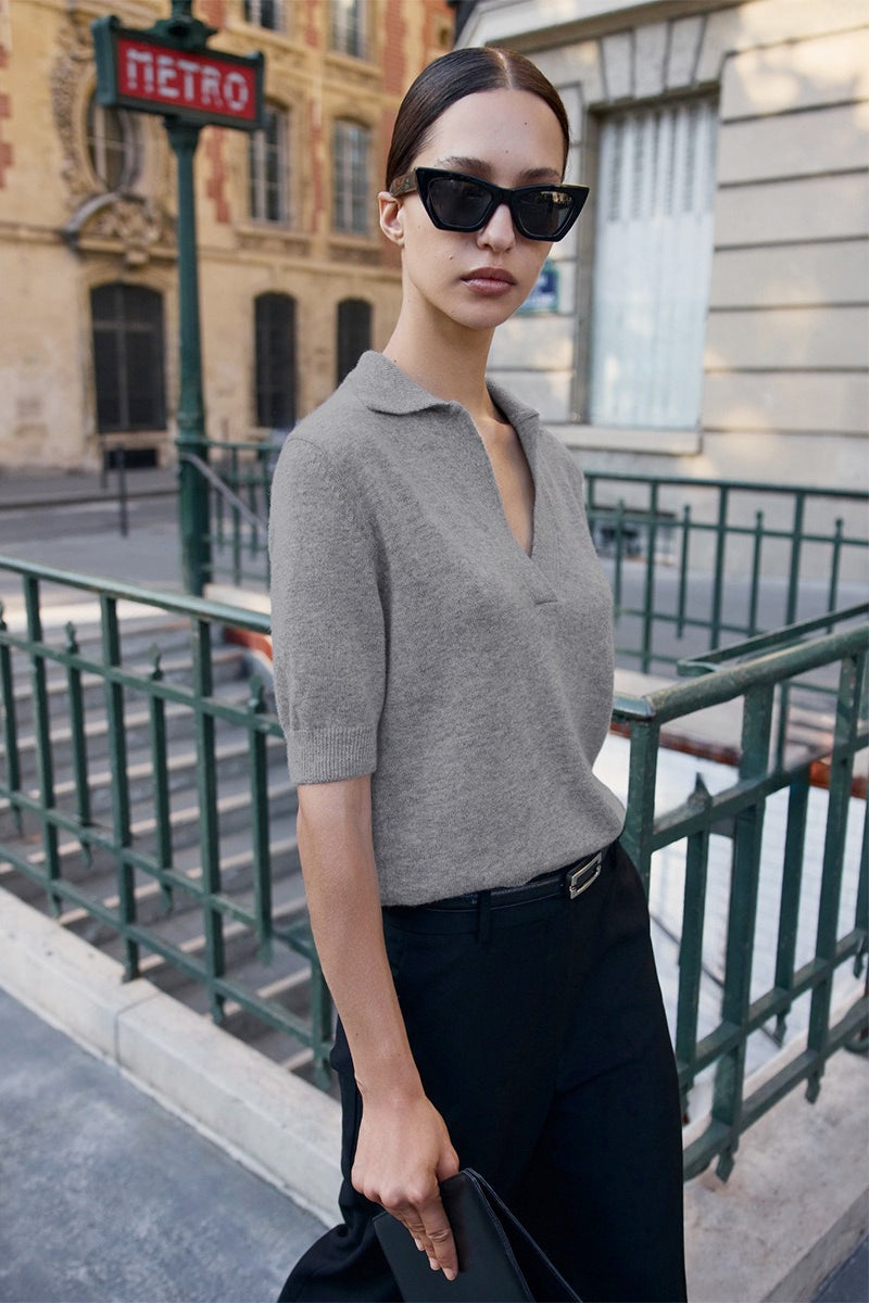 Eleganter Damen-Polopullover aus Feinstrick in vollständiger Vorderansicht