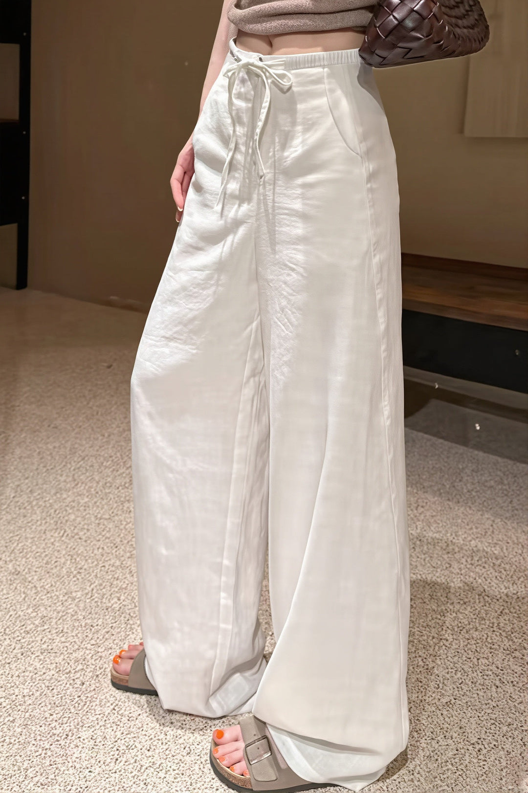 Detailaufnahme der hohen Taille und des geraden Beinverlaufs der Damenhose