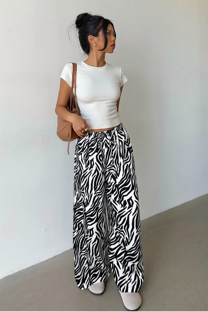 Damen weite Hose mit Print und Bindeband in Rückansicht