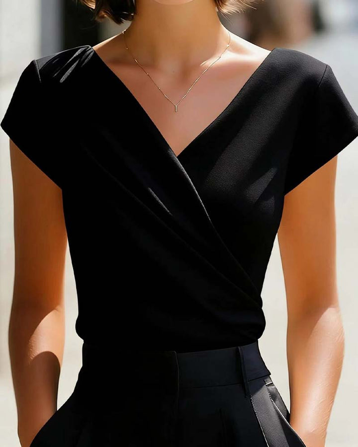 Detailansicht des V-Ausschnitts am Damen T-Shirt