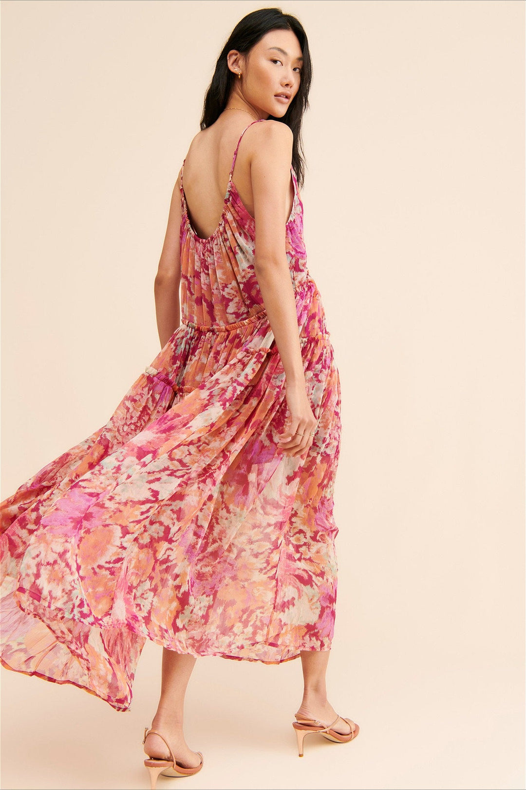 Damenkleid mit Blumenprint und Volantsaum, Detailansicht des luftigen Stoffes