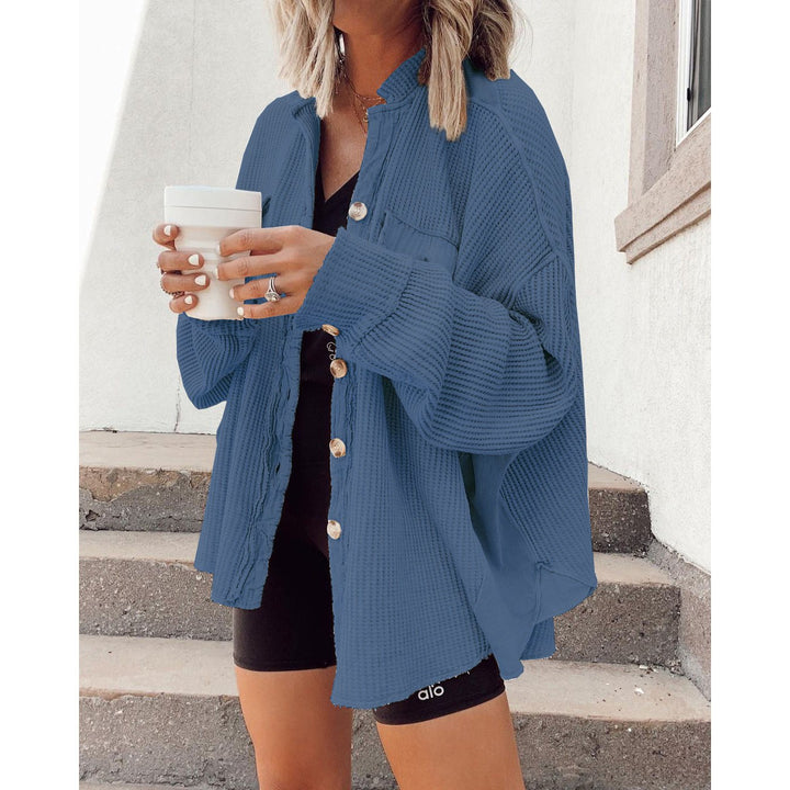 Praktische Fronttaschen des Damen-Overshirts aus nächster Nähe